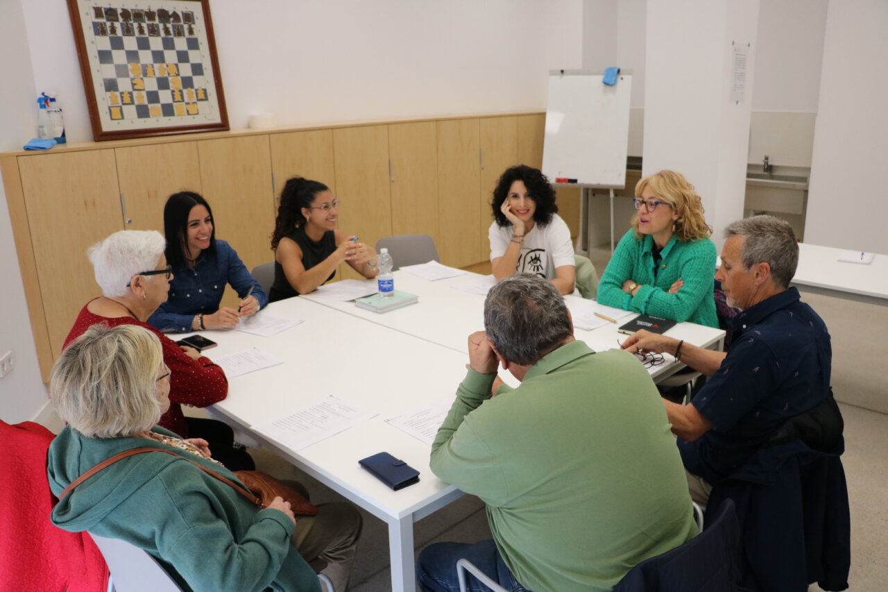 la-alcaldesa-cristina-mora-en-la-reunion-con-la-junta-directiva-municipal-de-personas-mayores-de-quart-de-poblet