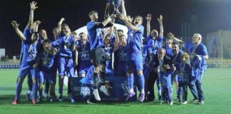 Jugadores del Manises CF celebrando la victoria en la Nostra Copa