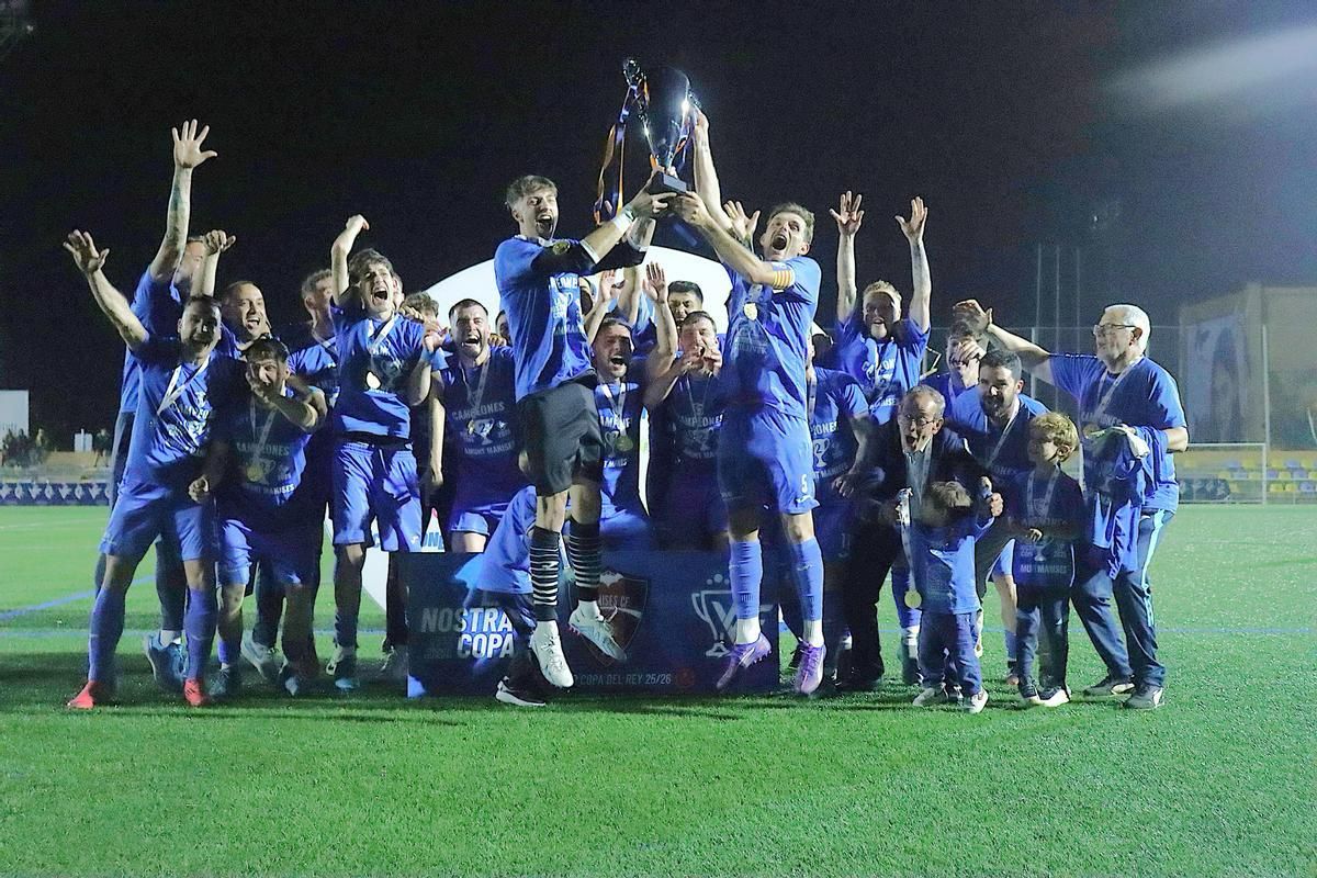 Jugadores del Manises CF celebrando la victoria en la Nostra Copa