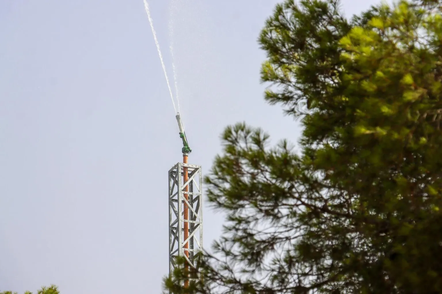 Torre de sistema de defensa contra incendios en Torrent