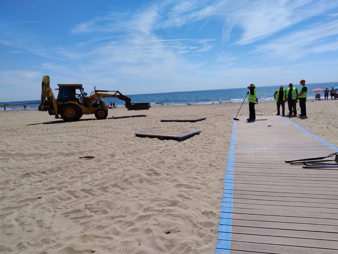 montaje-playas-temporada-bano-2025-la-pobla-de-farnals