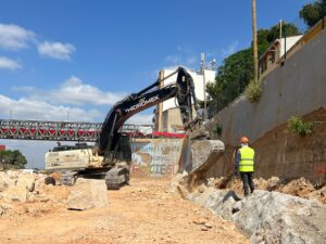 Máquina excavadora trabajando en el barranco de Picanya