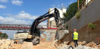 Máquina excavadora trabajando en el barranco de Picanya