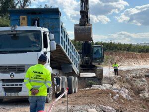 Trabajadores en obras de reconstrucción en el Camí de Xarcos Secs en Torrent