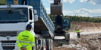 Trabajadores en obras de reconstrucción en el Camí de Xarcos Secs en Torrent
