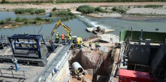 Trabajadores en la planta de La Presa de Manises realizando obras de mejora