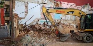 Excavadora trabajando en la demolición de un edificio en Torrent
