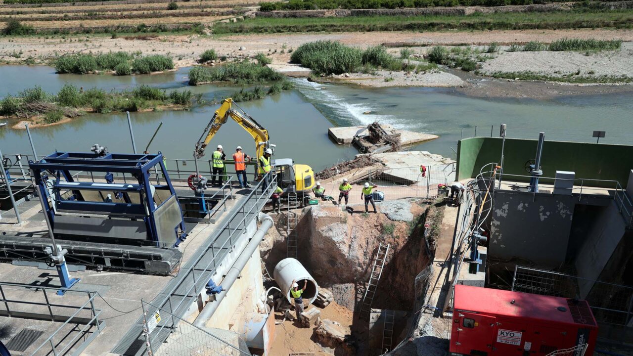 L'alcaldessa de València, María José Catalá, visita l'obres que permetran augmentar la capacitat de captació de la presa del riu Túria a la planta potabilitzadora de Manises.