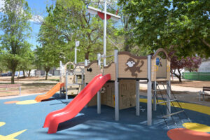 Parque infantil en Paiporta con toboganes y áreas de juego