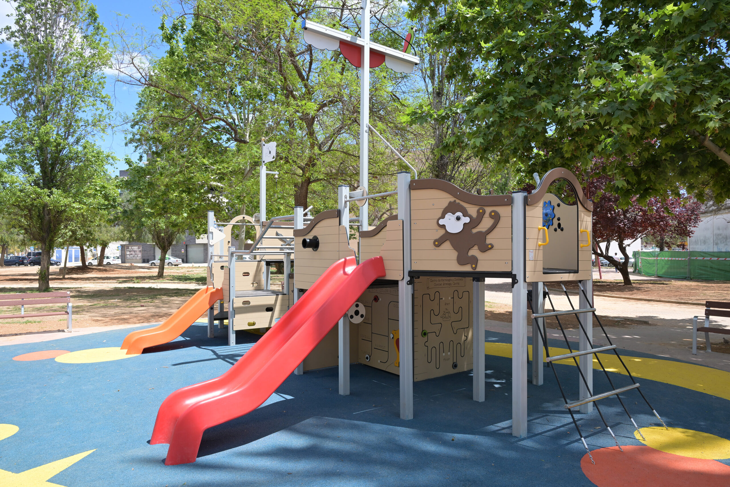 Parque infantil en Paiporta con toboganes y áreas de juego