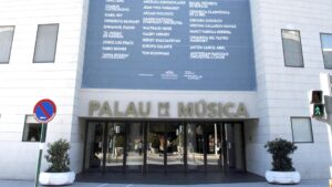 Fachada del Palau de la Música en Valencia con cartelera de eventos