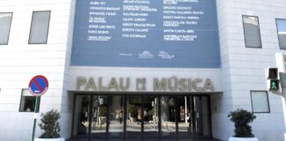 Fachada del Palau de la Música en Valencia con cartelera de eventos