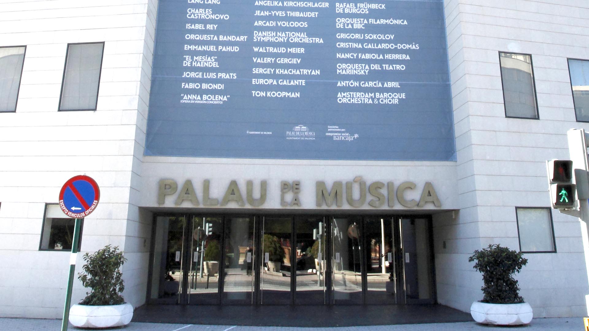 Fachada del Palau de la Música en Valencia con cartelera de eventos
