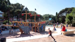 Zona de juegos infantiles en el Parc de Benicalap con un barco de madera