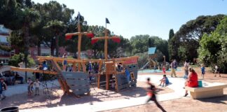 Zona de juegos infantiles en el Parc de Benicalap con un barco de madera