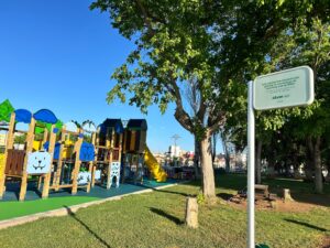 Zona de juegos infantiles en el parque Les Barraques de Catarroja