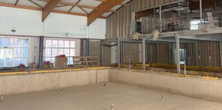 Interior de la piscina cubierta en construcción en Manises