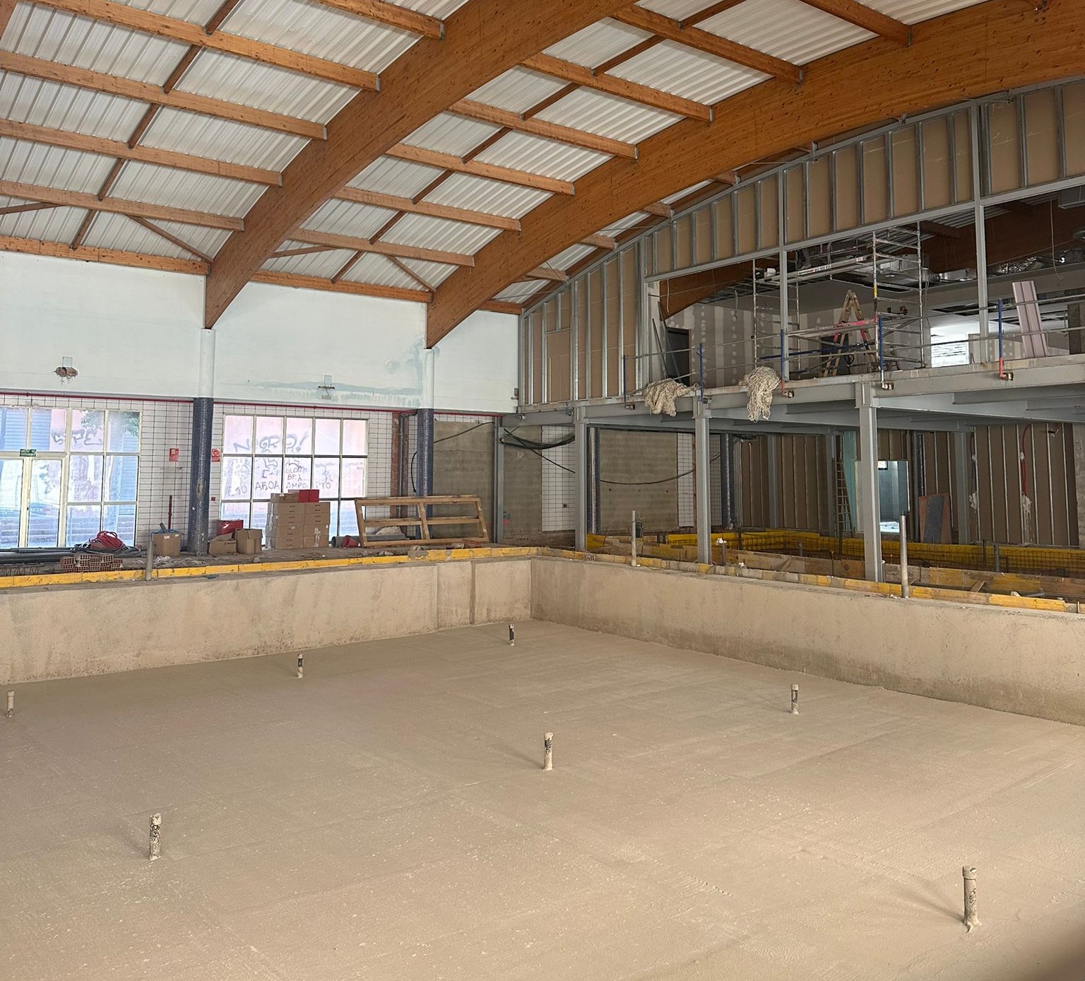 Interior de la piscina cubierta en construcción en Manises