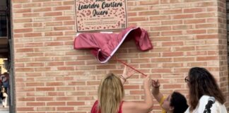 placa-en-una-plaza-del-barrio-de-alborgi-de-paterna-en-reconocimiento-al-vecino-leandro-cantero-