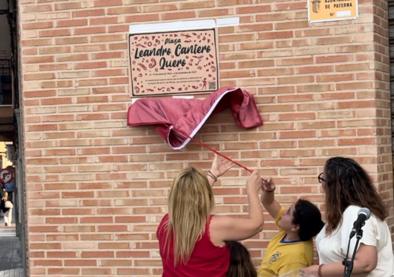 placa-en-una-plaza-del-barrio-de-alborgi-de-paterna-en-reconocimiento-al-vecino-leandro-cantero-