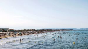 Vista de la Playa de Las Arenas con muchas personas disfrutando del mar