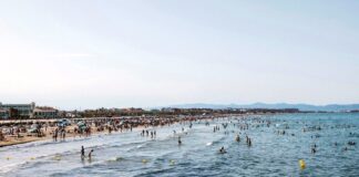 Vista de la Playa de Las Arenas con muchas personas disfrutando del mar