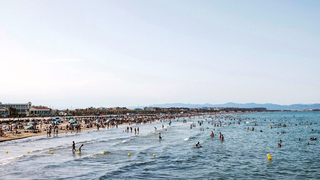 Vista de la Playa de Las Arenas con muchas personas disfrutando del mar