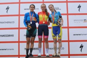 Aroa Rodríguez en el podio del campeonato de España de ciclismo