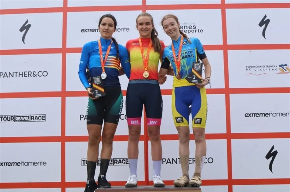 Aroa Rodríguez en el podio del campeonato de España de ciclismo