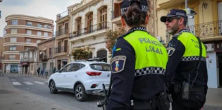 Agentes de la policía local patrullando en Torrent