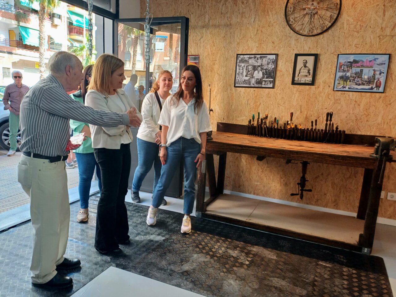 Reapertura del taller de bicicletas Ciclos Vicent destruido por la dana