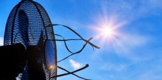 Ventilador frente a un cielo soleado durante un episodio de calor