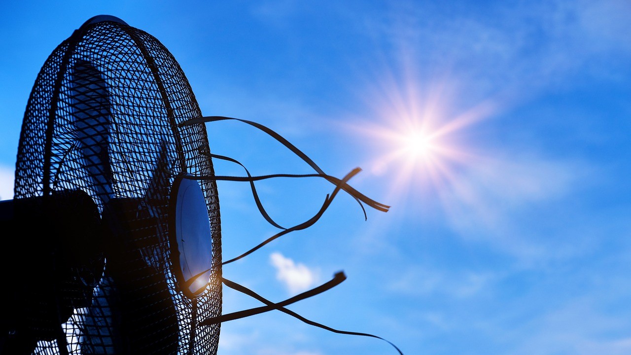Ventilador frente a un cielo soleado durante un episodio de calor