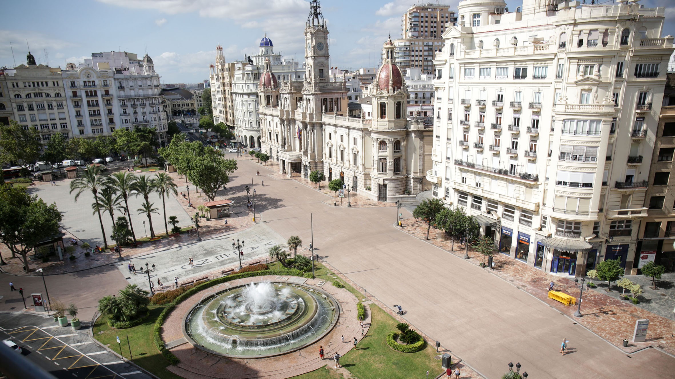Vista de la plaza del Ayuntamiento de València con fuente y edificios históricos.