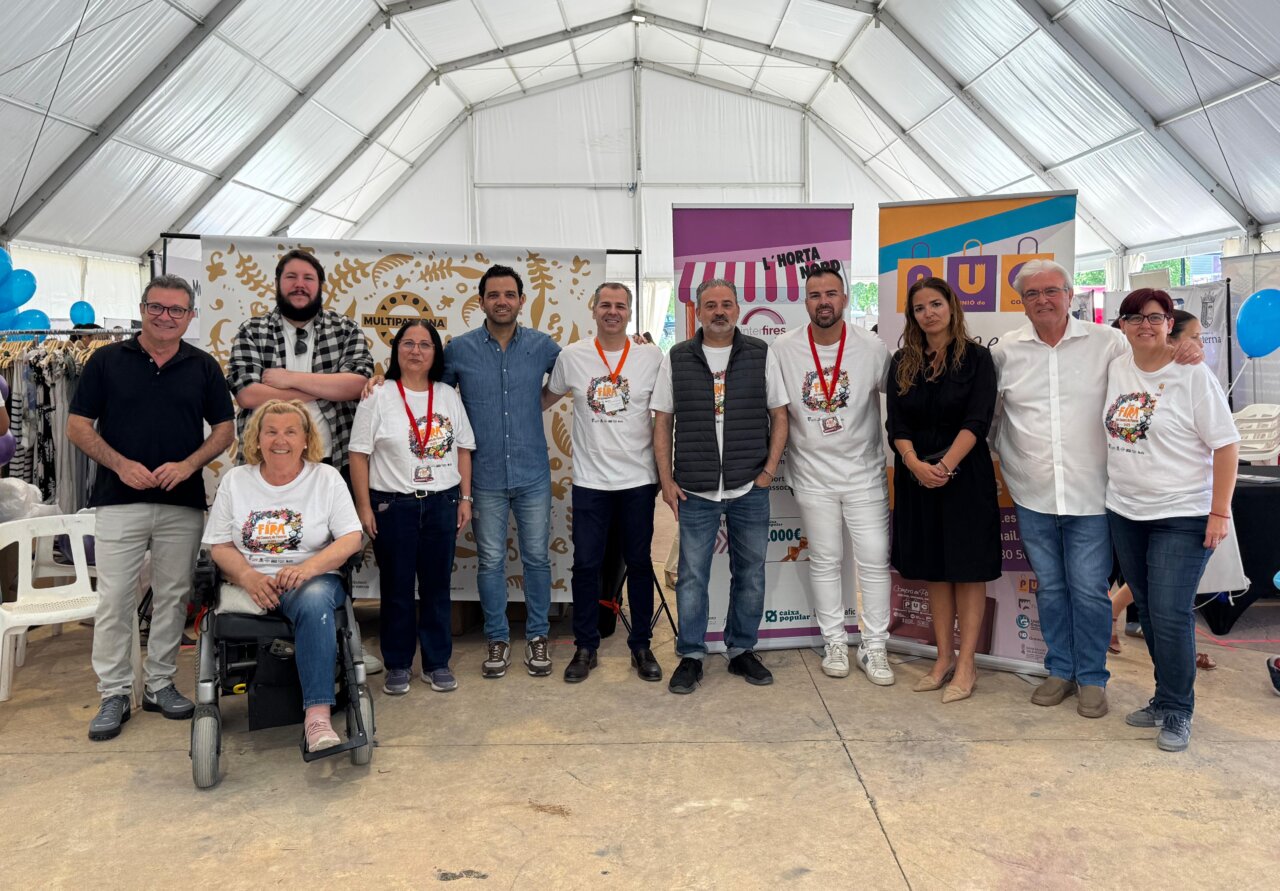 sagredo-junto-con-concejales-del-equipo-de-gobierno-local-y-representantes-de-las-asociaciones-de-comercio-de-paterna-en-la-gran-feria.