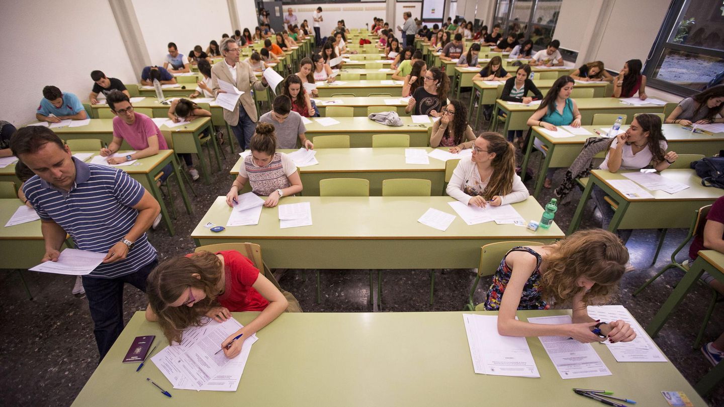 Estudiantes realizando exámenes en un aula durante la selectividad en Valencia