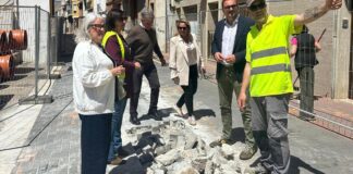 Grupo de personas observando obras de renovación de clavegueram en Silla