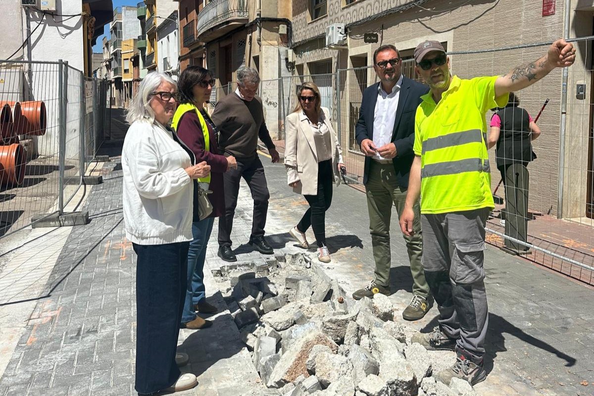 Grupo de personas observando obras de renovación de clavegueram en Silla