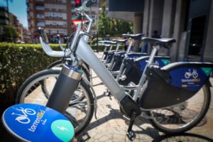 Bicicletes del sistema TorrentBici aparcades en una estació