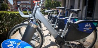 Bicicletes del sistema TorrentBici aparcades en una estació