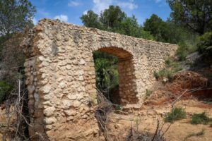Restos de un arco de piedra en Torrent, patrimonio histórico