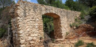 Restos de un arco de piedra en Torrent, patrimonio histórico
