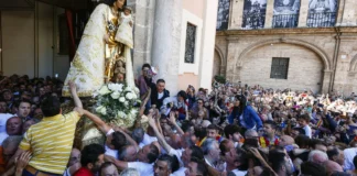Multitud durante el traslado de la Virgen de los Desamparados en Valencia