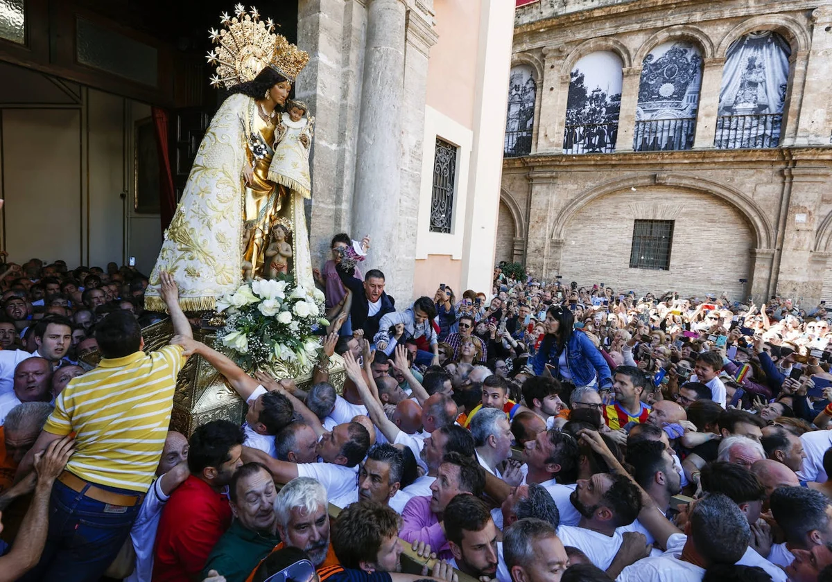 Multitud durante el traslado de la Virgen de los Desamparados en Valencia