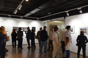 un-numeroso-grupo-de-visitantes-acudieron-a-la-inauguracion-de-la-exposicion-qlick-en-quart-de-poblet