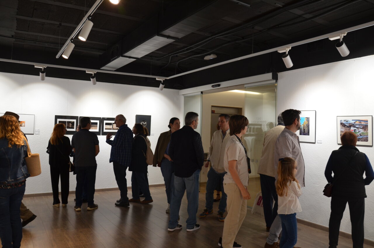 un-numeroso-grupo-de-visitantes-acudieron-a-la-inauguracion-de-la-exposicion-qlick-en-quart-de-poblet