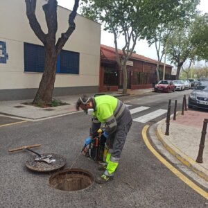 un-operario-trabaja-en-la-fumigacion-ante-la-llegada-de-las-altas-temperaturas-en-quart-de-poblet