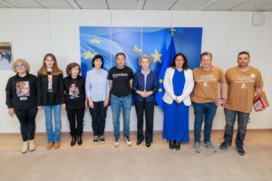 La presidenta de la Comisión Europea, Ursula von der Leyen, con las tres asociaciones de afectados por la DANA
