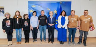La presidenta de la Comisión Europea, Ursula von der Leyen, con las tres asociaciones de afectados por la DANA
