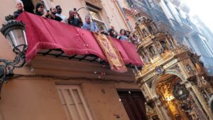 Celebración del Corpus Christi en València con decoraciones y asistentes